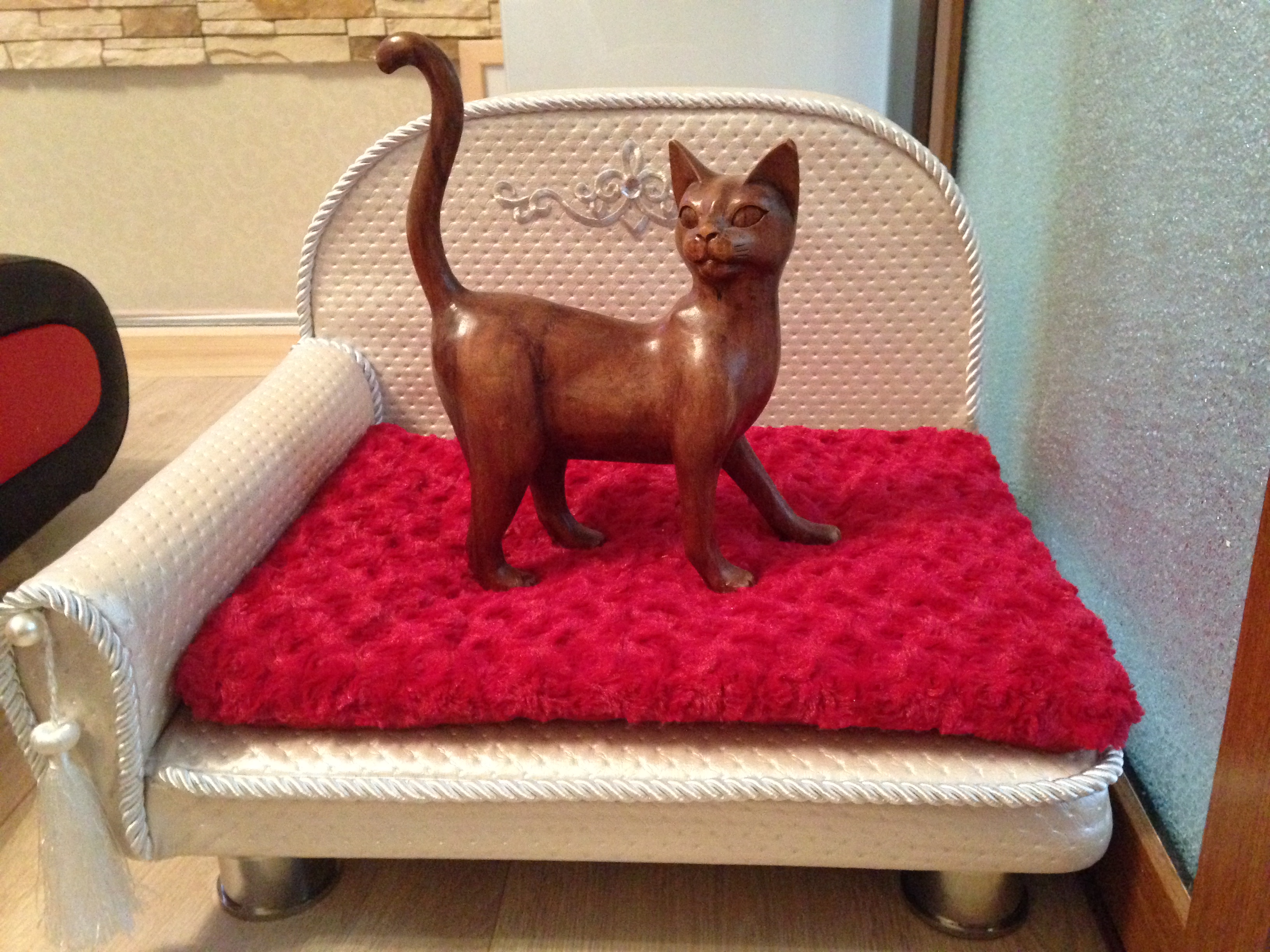 изысканый диванчик для кошек и собак